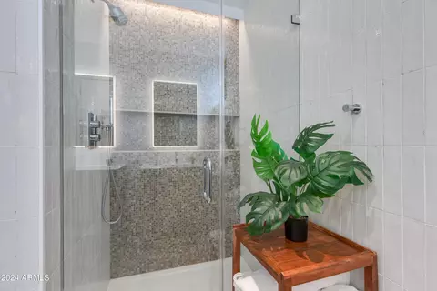 Bath - 1328 E Pomelo Grove Ln, Phoenix, AZ 85014 photo 3 of 4