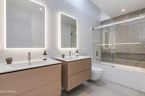 Bath - 1328 E Pomelo Grove Ln, Phoenix, AZ 85014 photo 4 of 4