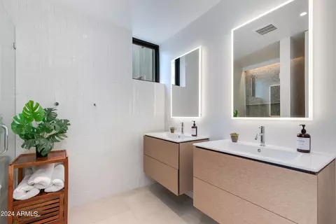 Bath - 1328 E Pomelo Grove Ln, Phoenix, AZ 85014 photo 2 of 4