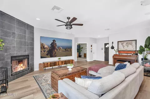 820 E Maddock Rd, Phoenix, AZ 85086 photo 4