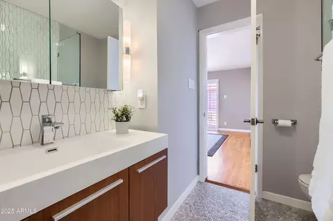 Bath - 146 E Coronado Rd #39, Phoenix, AZ 85004 photo 2 of 4