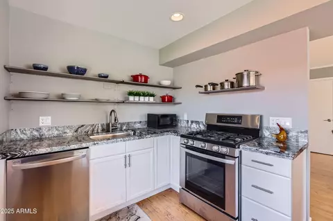 Kitchen - 146 E Coronado Rd #39, Phoenix, AZ 85004 photo 1 of 3