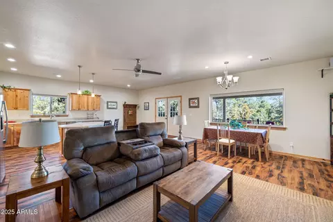 2818 Cougar Ln, Overgaard, AZ 85933 photo 12
