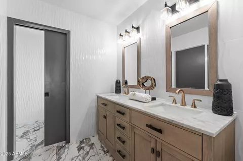Bath - 2818 E Malapai Dr, Phoenix, AZ 85028 photo 1 of 5