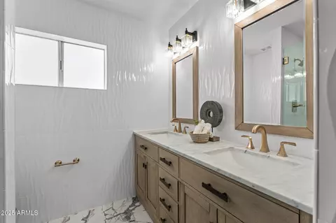 Bath - 2818 E Malapai Dr, Phoenix, AZ 85028 photo 4 of 5