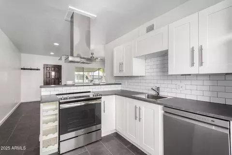 Kitchen - 749 E Montebello Ave #228, Phoenix, AZ 85014 photo 2 of 4