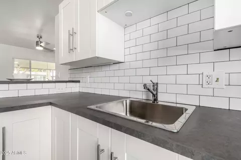Kitchen - 749 E Montebello Ave #228, Phoenix, AZ 85014 photo 3 of 4