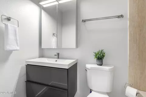 Bath - 749 E Montebello Ave #228, Phoenix, AZ 85014 photo 2 of 3