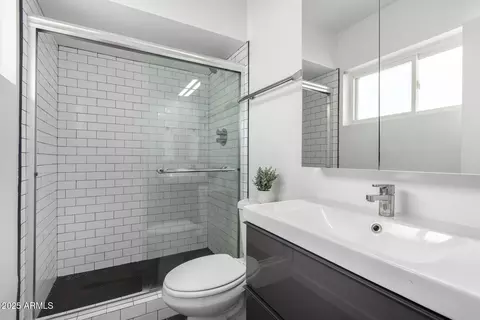 Bath - 749 E Montebello Ave #228, Phoenix, AZ 85014 photo 1 of 3