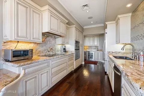Kitchen - 1040 E Osborn Rd #1801, Phoenix, AZ 85014 photo 3 of 4