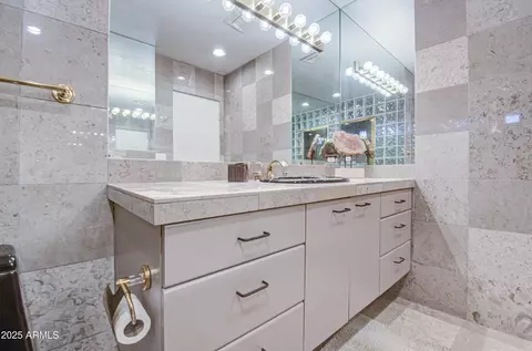 Bath - 9415 N 40th St, Phoenix, AZ 85028 photo 6 of 10