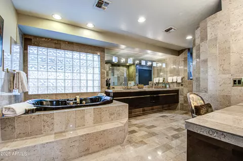 Bath - 9415 N 40th St, Phoenix, AZ 85028 photo 3 of 10