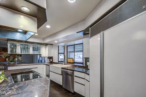 Kitchen - 9415 N 40th St, Phoenix, AZ 85028 photo 4 of 9