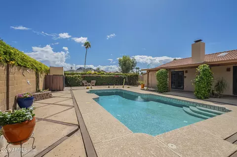 Exterior - 218 E Caribbean Ln, Phoenix, AZ 85022 photo 9 of 11