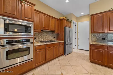 Kitchen - 4515 E Rakestraw Ln, Gilbert, AZ 85298 photo 4 of 6