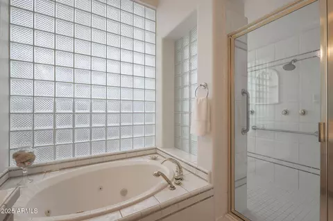 Bath - 3120 E Squaw Peak Cir, Phoenix, AZ 85016 photo 3 of 7