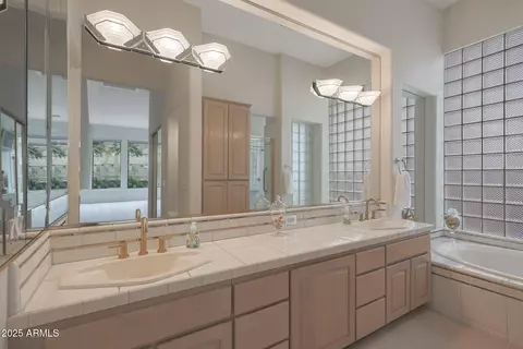 Bath - 3120 E Squaw Peak Cir, Phoenix, AZ 85016 photo 2 of 7