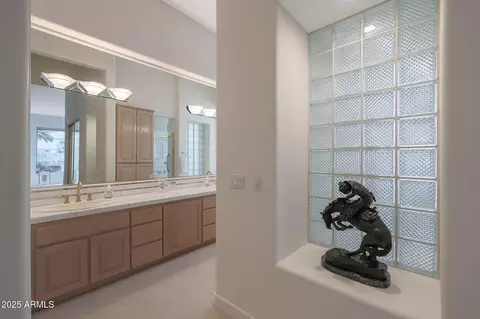 Bath - 3120 E Squaw Peak Cir, Phoenix, AZ 85016 photo 1 of 7