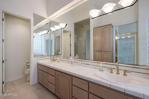 Bath - 3120 E Squaw Peak Cir, Phoenix, AZ 85016 photo 6 of 7