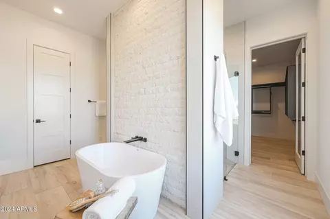 Bath - 610 E Woburn Ln, Phoenix, AZ 85085 photo 9 of 13