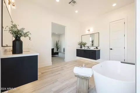 Bath - 610 E Woburn Ln, Phoenix, AZ 85085 photo 5 of 13