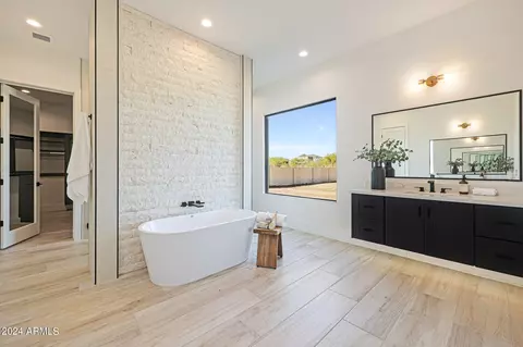 Bath - 610 E Woburn Ln, Phoenix, AZ 85085 photo 8 of 13