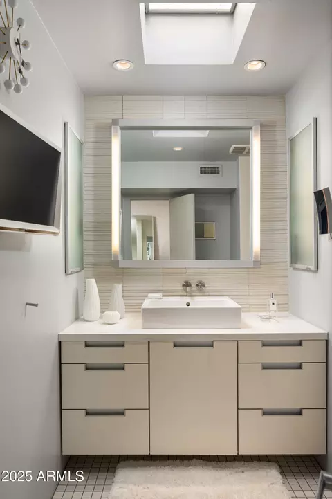 Bath - 4670 N 40th St, Phoenix, AZ 85018 photo 1 of 1