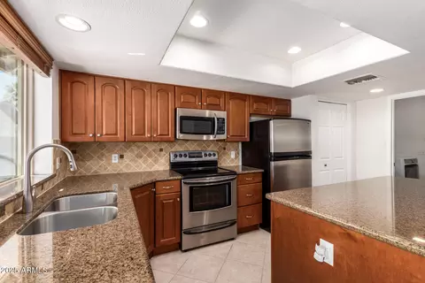 547 E Sack Dr, Phoenix, AZ 85024 photo 2