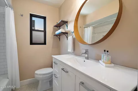 Bath - 1939 E Solano Dr, Phoenix, AZ 85016 photo 2 of 2