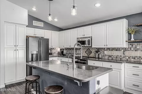 Kitchen - 4665 E Goldfinch Gate Ln, Phoenix, AZ 85044 photo 5 of 5
