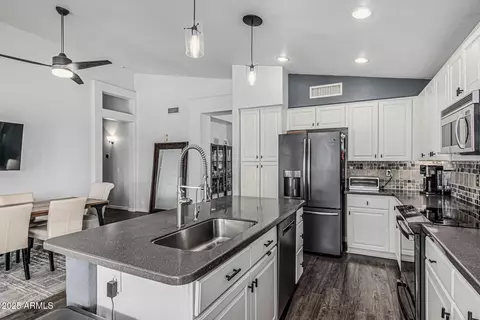 Kitchen - 4665 E Goldfinch Gate Ln, Phoenix, AZ 85044 photo 2 of 5