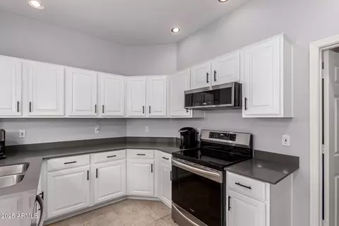 Kitchen - 3131 E Legacy Dr #2018, Phoenix, AZ 85042 photo 3 of 5