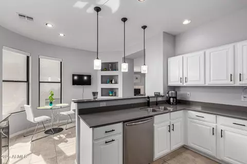 Kitchen - 3131 E Legacy Dr #2018, Phoenix, AZ 85042 photo 4 of 5