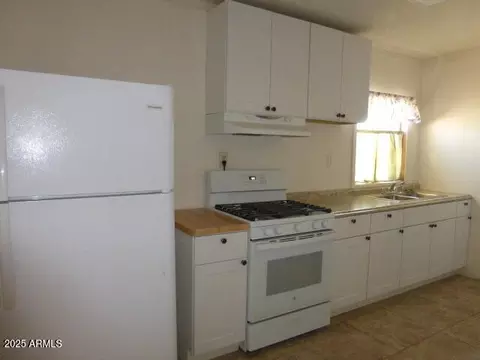 Kitchen - 443 W Ivanhoe Rd, Kearny, AZ 85137 photo 2 of 4