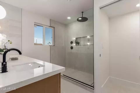 Bath - 3939 E Sahuaro Dr, Phoenix, AZ 85028 photo 2 of 5
