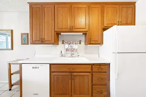 Kitchen - 5525 E Thomas Rd #N5, Phoenix, AZ 85018 photo 2 of 3