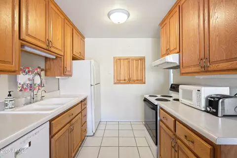Kitchen - 5525 E Thomas Rd #N5, Phoenix, AZ 85018 photo 1 of 3