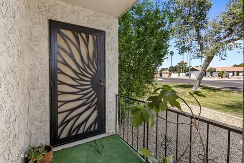 Exterior - 256 E Betty Elyse Ln, Phoenix, AZ 85022 photo 2 of 4