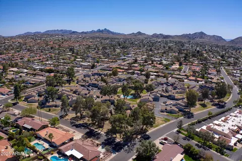 View/Area - 256 E Betty Elyse Ln, Phoenix, AZ 85022 photo 2 of 3