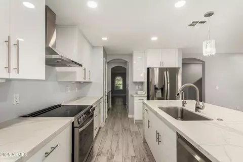 Kitchen - 3535 E Crescent Way, Gilbert, AZ 85298 photo 4 of 5