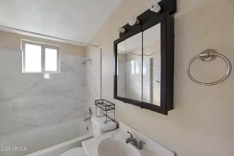Bath - 918 E Dunlap Ave #1-2, Phoenix, AZ 85020 photo 1 of 2
