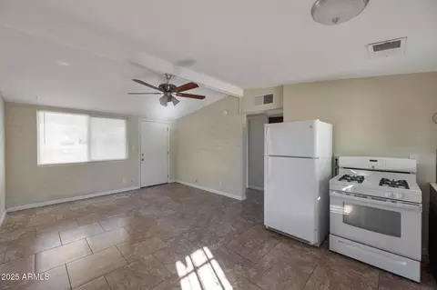Living - 918 E Dunlap Ave #1-2, Phoenix, AZ 85020 photo 1 of 3