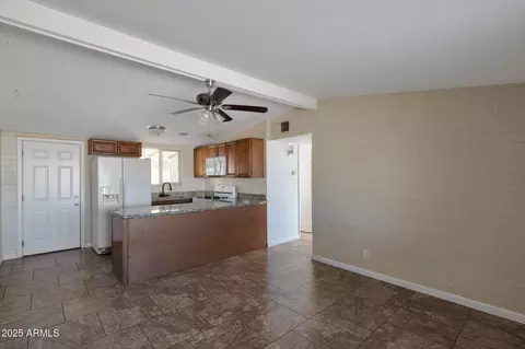 Living - 918 E Dunlap Ave #1-2, Phoenix, AZ 85020 photo 2 of 3