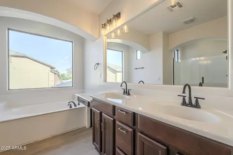 Bath - 3933 W Sandra Ter, Phoenix, AZ 85053 photo 3 of 4