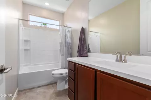 Bath - 2831 W Carson Rd, Phoenix, AZ 85041 photo 1 of 1