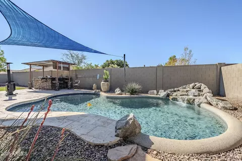 8215 W Gardenia Ave, Glendale, AZ 85303