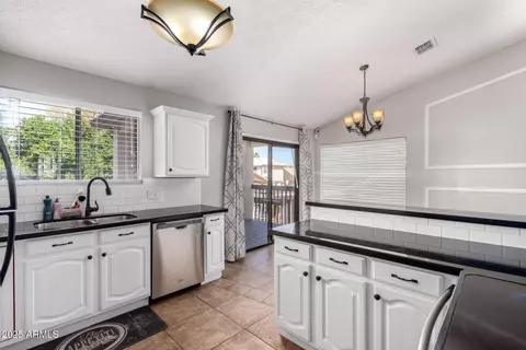 Kitchen - 3302 E Hiddenview Dr, Phoenix, AZ 85048 photo 4 of 4