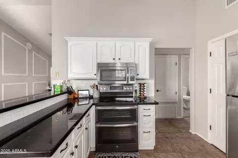 Kitchen - 3302 E Hiddenview Dr, Phoenix, AZ 85048 photo 3 of 4