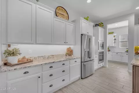 Kitchen - 9942 E Rotation Dr, Mesa, AZ 85212 photo 4 of 9