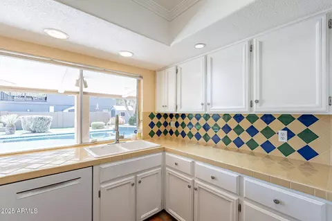 Kitchen - 2317 E Desert Cove Ave, Phoenix, AZ 85028 photo 2 of 5